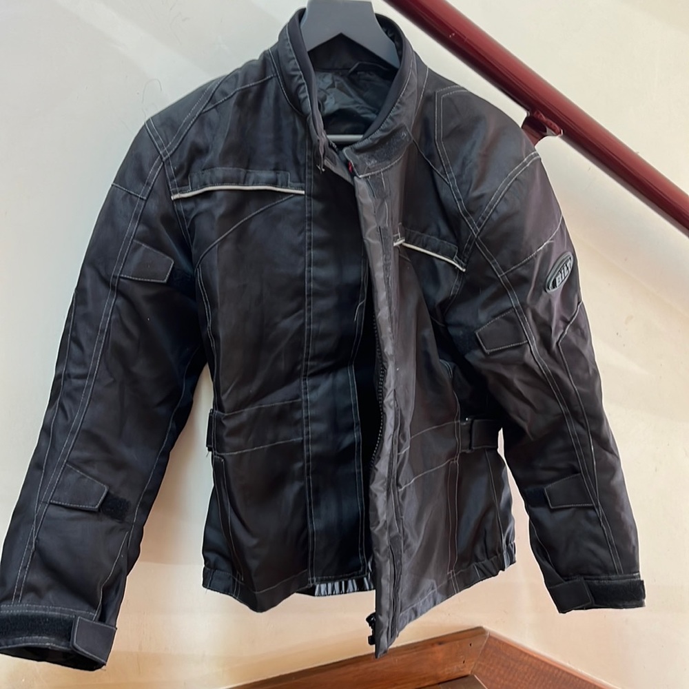Bilt women’s motorcycle jacket in black great condition. Has hard pads and strap